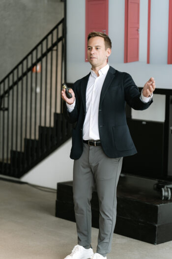 Mann spricht auf Bühne